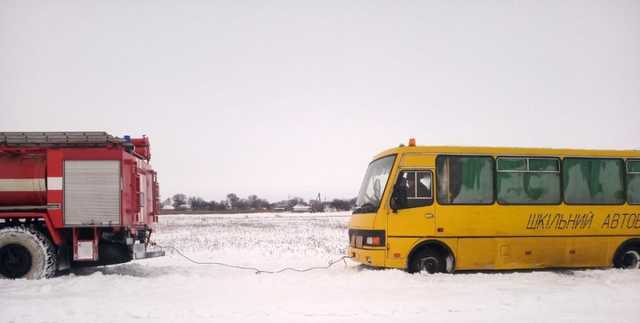 Под Киевом в снегу застрял школьный автобус с детьми