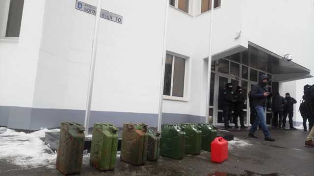 Під будівлю МВС принесли каністри