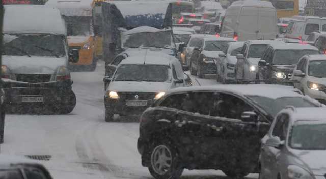 Киев в четверг застрял в восьмибалльных пробках