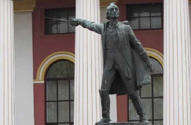 Со двора Киевского военного лицея имени Богуна перенесут памятник Суворову