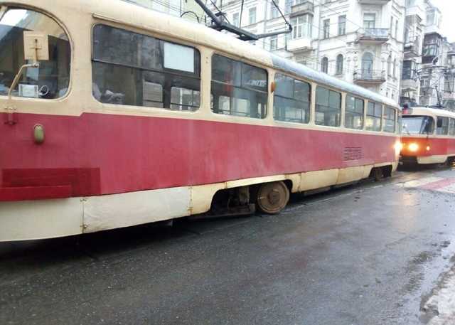 Коллапс в Киеве: троллейбусы остановились, трамвай сошел с рельс