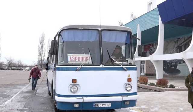 Николаевский аэропорт приобрел 40-летний автобус для перевозки пассажиров