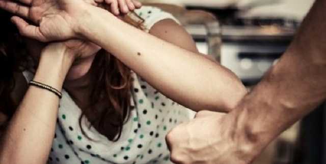 В Киеве на Виноградаре мужчина убил знакомую и лег спать