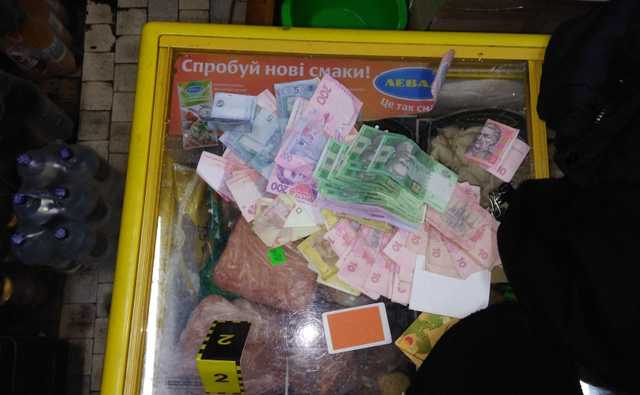 В Чугуеве вооруженный ножом мужчина ограбил магазин