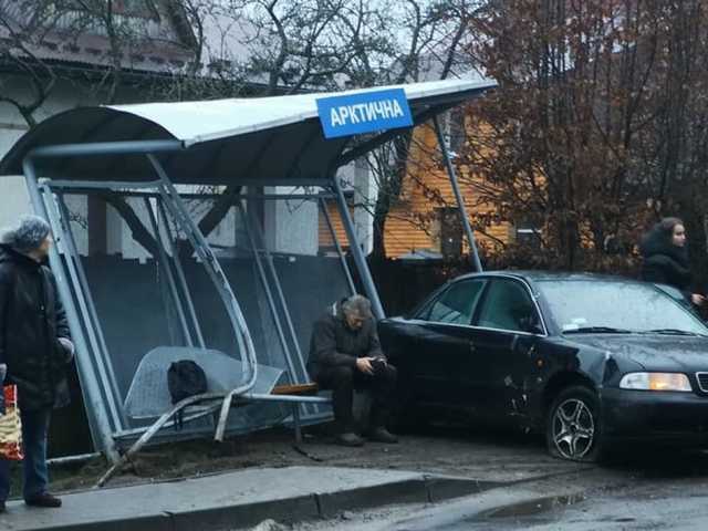 Во Львове автомобиль влетел в автобусную остановку, есть пострадавшие