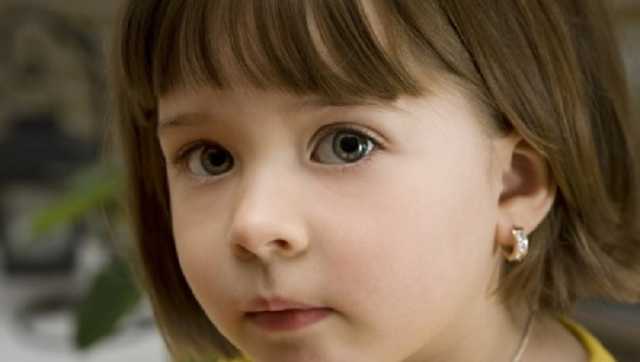 Снимала золото с детей: в Житомире воспитатель угодила в скандал