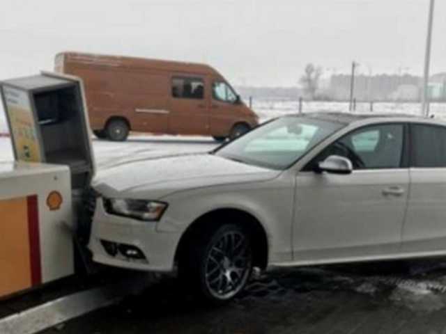 «Увидел цены на топливо»: Водитель Audi протаранил заправку на столичной Борщаговке
