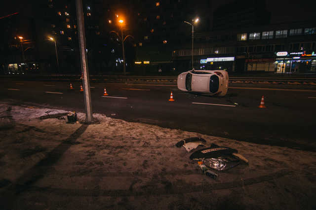 В Киеве на Борщаговской Ford Ka влетел в отбойник и перевернулся