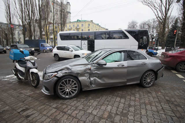 В центре Киева военный автобус отправил представительский Mercedes на тротуар