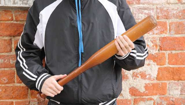 У Києві п’яні чоловіки розтрощили шинок, з якого їх вигнали за дебоширство