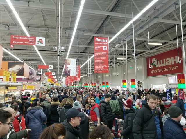 Українці утворили величезні черги в магазинах напередодні свят