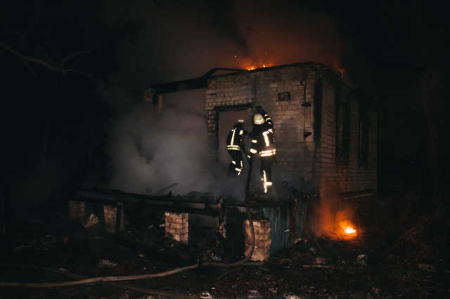 В Киеве на Русановских садах частный дом сгорел дотла