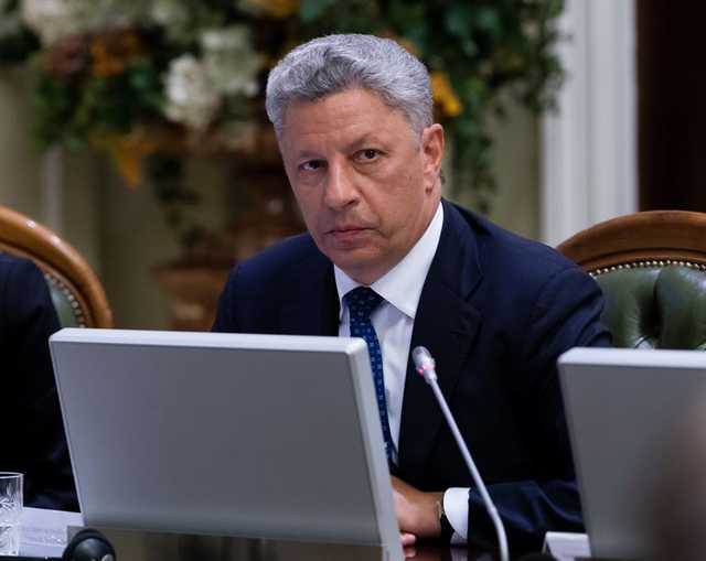 В политической рекламе Бойко вместо флага Украины показали “пятно”