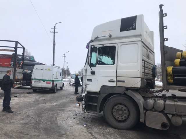 В Днепре фура влетела в авто с инкассаторами: есть пострадавший