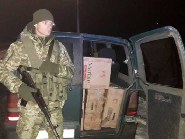 Микроавтобус с контрабандными сигаретами задержали на Буковине