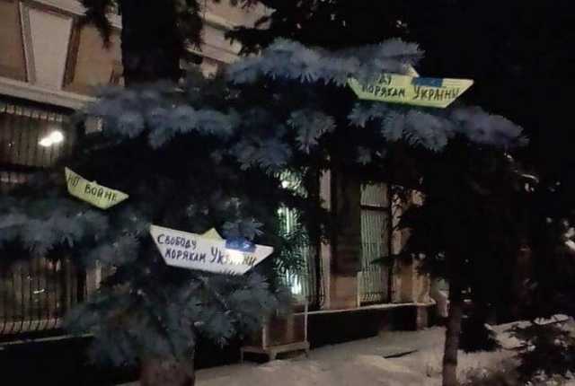 Россияне поддержали украинских моряков, развесив бумажные кораблики в центре Москве