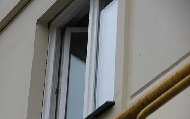 В Киеве из окна 9 этажа выбросился мужчина. Он состоял на психиатрическом учете