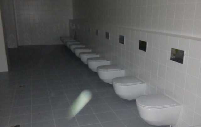 Остановки общественного транспорта в Украине грозят оборудовать туалетами