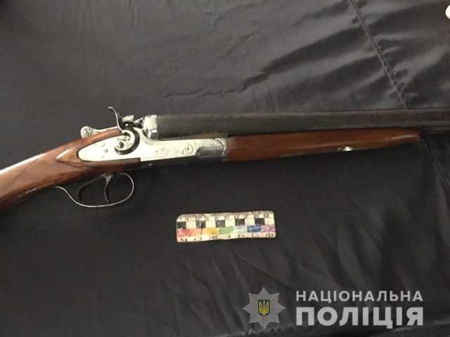 В ТРЦ Днепра мужчина распивал алкоголь с обрезом в руке