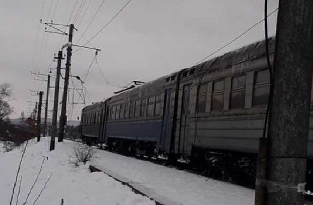 На Закарпатье на электричку с пассажирами упал высоковольтный кабель