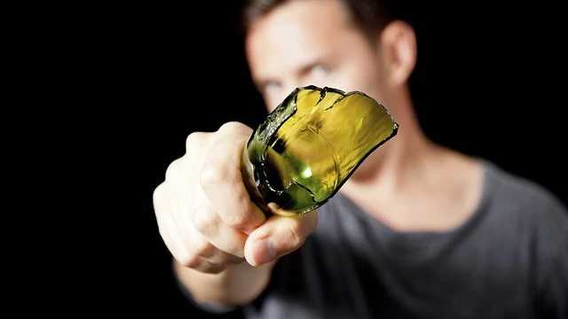 В Обухове мужчина убил знакомого бутылкой в гараже