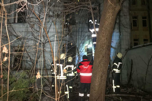 В Киеве на Дворце спорта пожарные тушили здание почти три часа