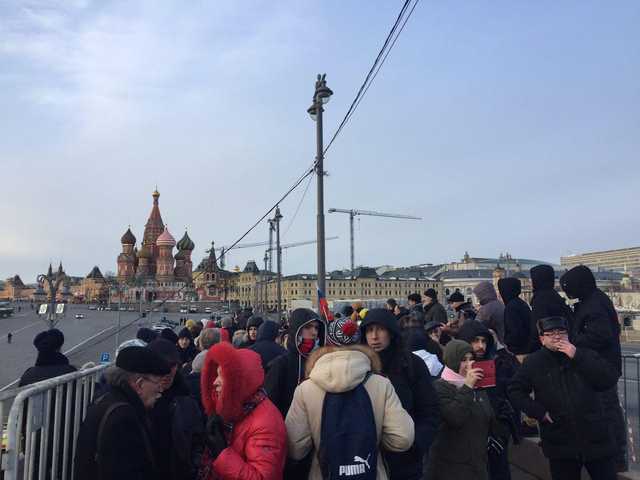 В сети появилось видео очереди за бесплатными подарками в России