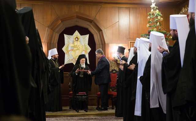 Порошенко наградил Варфоломея орденом "За заслуги" перед Украиной