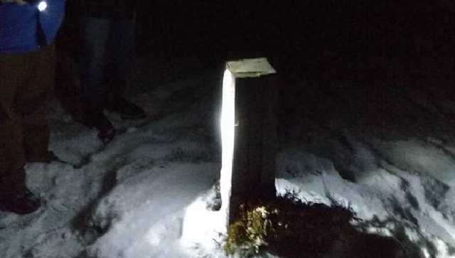 Во Львове вандалы спилили шестиметровый дубовый крест на молитвенном месте