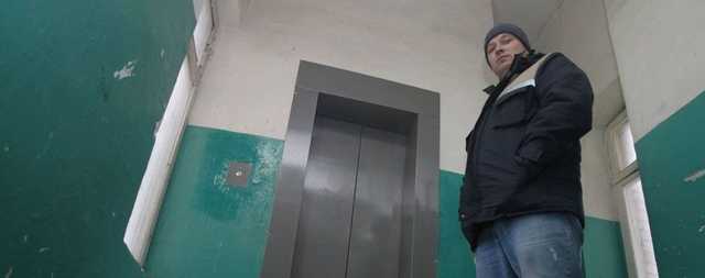 Гибель младенца в лифте. Сумской суд отпустил подозреваемых домой