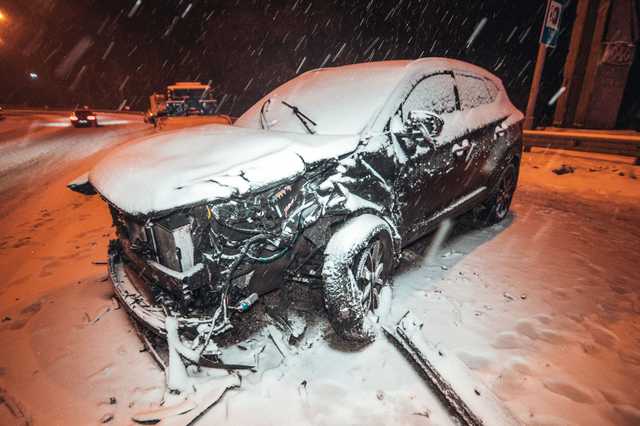 Под Киевом Mercedes Gelenvagen протаранил Hyundai: пострадала девушка