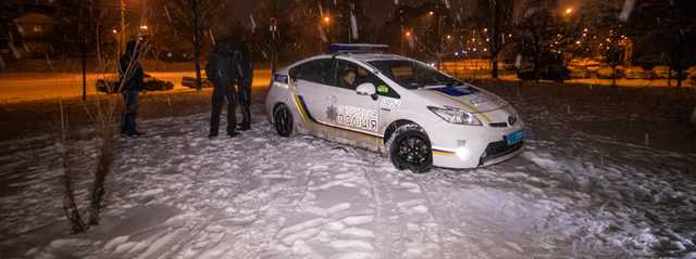 В Киеве на Академгородке под балконом дома нашли обгоревший труп женщины