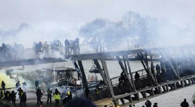 Протесты во Франции: «желтые жилеты» атаковали правительственный офис