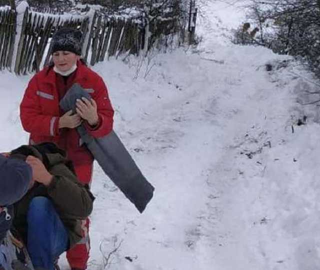 Под Харьковом медикам пришлось на санках везти пациента к «скорой»