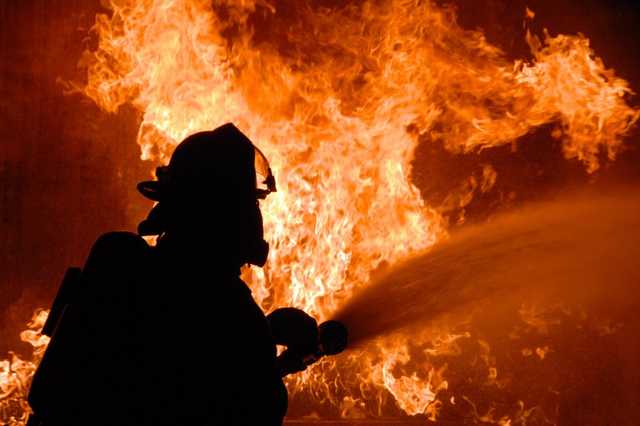 Трагедия на Закарпатье: неосторожно сжигая мусор, женщина погибла от страшных ожогов