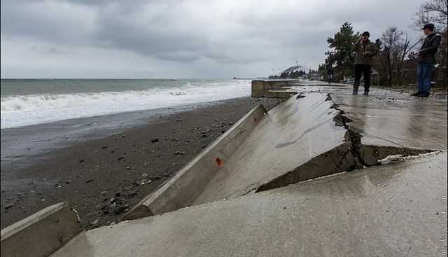 В Сочи олимпийскую набережную смыло штормом