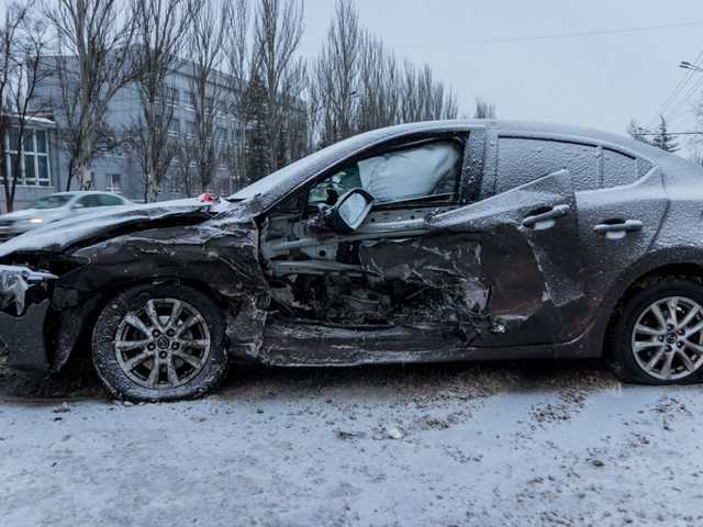 В Днепре на заснеженной дороге произошло тройное ДТП: перекрыты 4 полосы движения