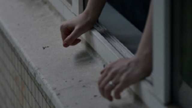 Под Киевом девушка громко смеялась и пыталась выброситься из окна