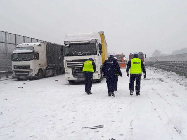 Массовое ДТП в Польше: на заснеженной трассе столкнулись 17 автомобилей, 6 пострадавших