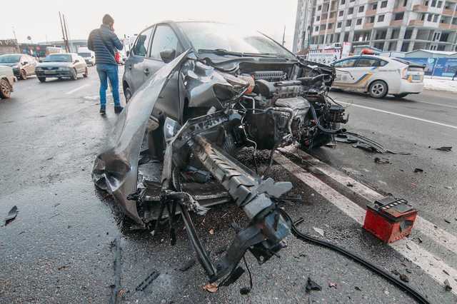 В Киеве на Харьковском микроавтобус протаранил Volkswagen с девушкой за рулем