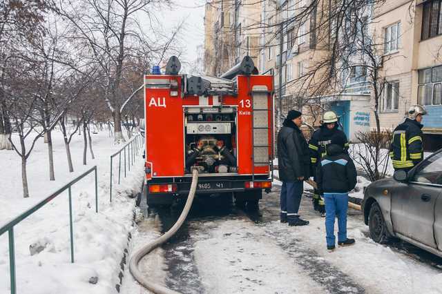 В Киеве на Троещине из пылающей квартиры достали мужчину
