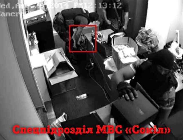 Уличенные в ограблении ювелирного магазина сотрудники правоохранительных органов продолжают работать в полиции и прокуратуре