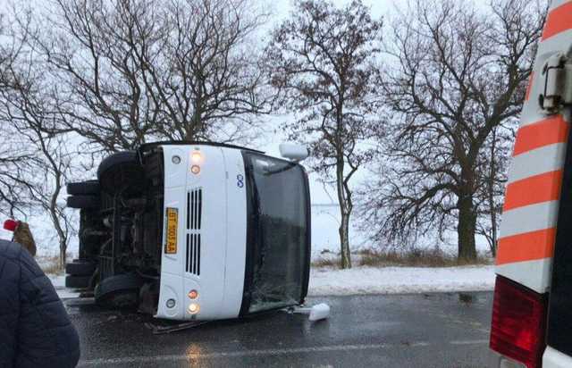 Под Николаевом перевернулся рейсовый автобус, есть пострадавшие