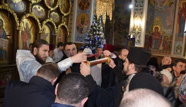 Під час виступу Порошенка віряни ледь не порвали Томос