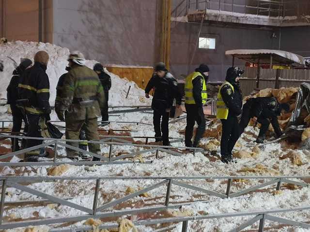 В сети появились фото с места обрушения торгового павильона в Харькове