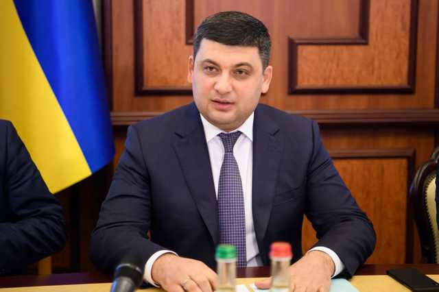 Гройсман рассказал, сколько бюджетных средств выделили на восстановление местных дорог