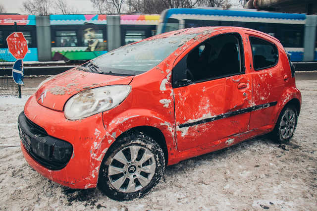 В Киеве на Жилянской Citroen снес ограждение и перевернулся