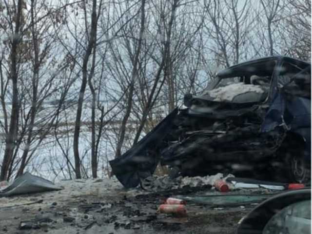 На трассе Луцк-Ковель произошло лобовое столкновение легковушки и микроавтобуса: есть жертвы