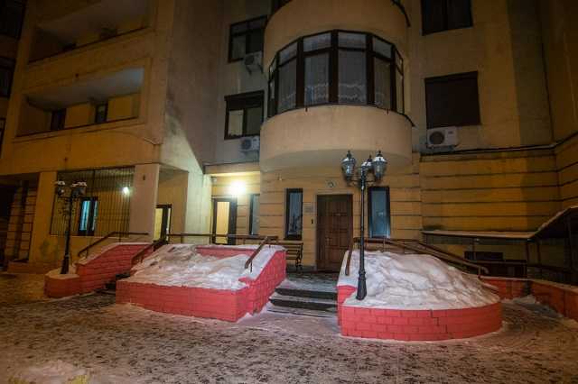 В Киеве парень выпал с 24 этажа на глазах родителей