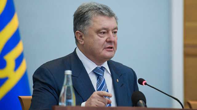 "Самое время запускать слухи о чудесных исцелениях". В соцсетях высмеяли Томос-тур Порошенко